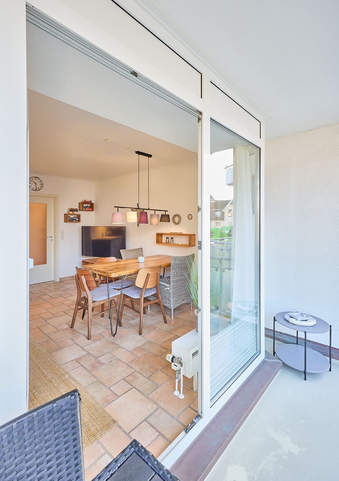 Essplatz mit Tür zum Westbalkon