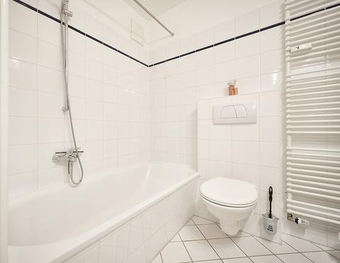 Badewanne mit Duschbereich