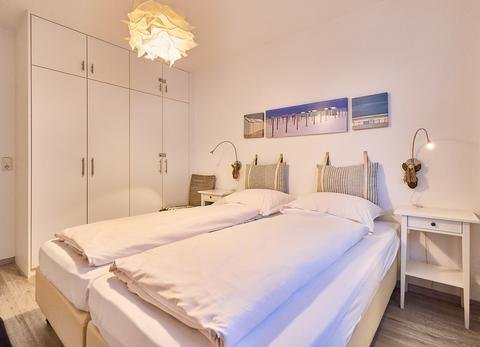 Hauptschlafzimmer mit großem Kleiderschrank